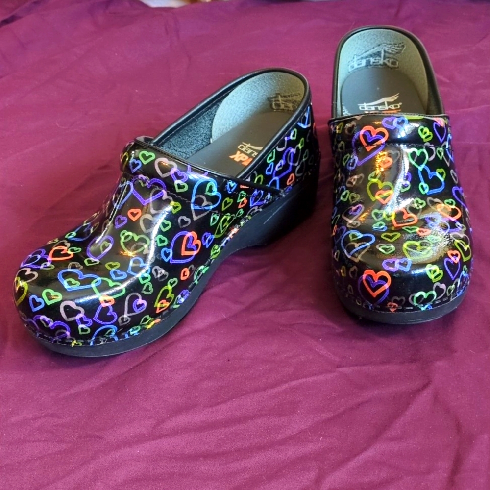 😍💥🩷Dansko XP 2.0 Women's Clogs 37 (7 US) Black with hearts  😍💥LIKE NEW!!!!